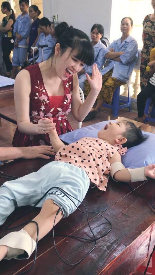 Hình ảnh mới nhất về bé gái suy dinh dưỡng ở Lào Cai được nhận nuôi 3 năm trước khiến ai nhìn cũng giật mình-2