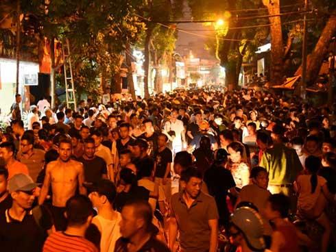 Clip: Cận cảnh thanh niên xông vào hiệu cầm đồ đâm nữ chủ quán, rồi kề dao vào cổ nạn nhân lôi lên tầng 2 cố thủ-2