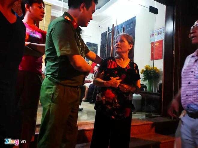 Hàng trăm người dân theo dõi cảnh sát giải cứu con tin ở tiệm cầm đồ-1