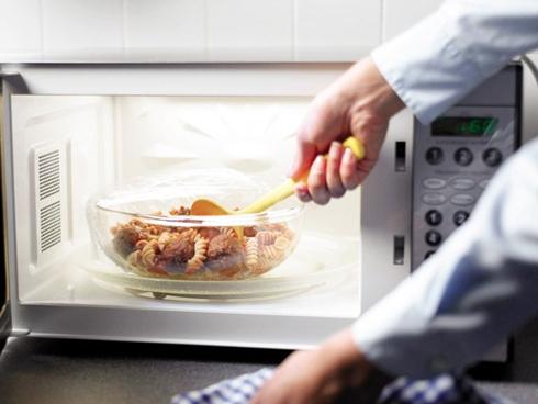 2 cô gái bán chuối chiên có vòng 1 căng tròn làm khách nam đến quên đường về...-12