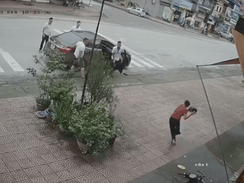 Clip: Cận cảnh thanh niên xông vào hiệu cầm đồ đâm nữ chủ quán, rồi kề dao vào cổ nạn nhân lôi lên tầng 2 cố thủ-3