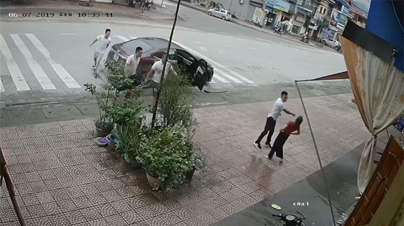 Clip: Người phụ nữ trung tuổi bị 4 thanh niên lực lưỡng ném gạch, đấm đá túi bụi-2