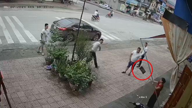 Clip: Người phụ nữ trung tuổi bị 4 thanh niên lực lưỡng ném gạch, đấm đá túi bụi-3