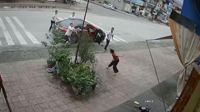 Clip: Người phụ nữ trung tuổi bị 4 thanh niên lực lưỡng ném gạch, đấm đá túi bụi-4