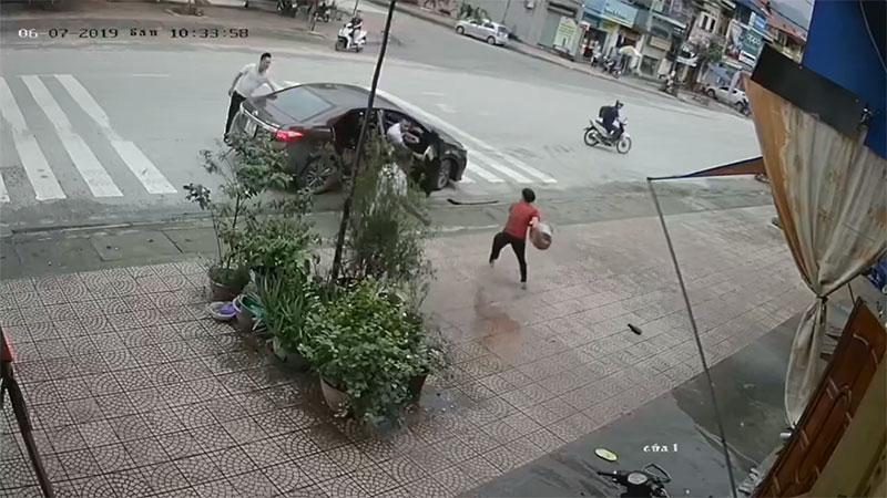 Clip: Người phụ nữ trung tuổi bị 4 thanh niên lực lưỡng ném gạch, đấm đá túi bụi-5