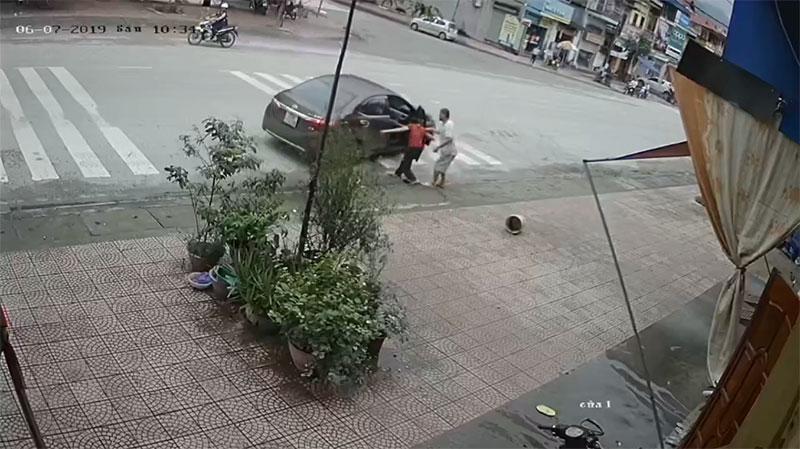 Clip: Người phụ nữ trung tuổi bị 4 thanh niên lực lưỡng ném gạch, đấm đá túi bụi-6