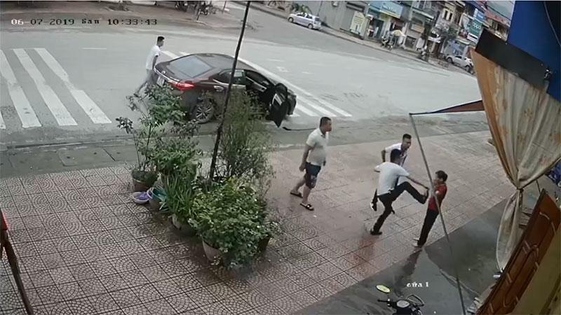 Clip: Người phụ nữ trung tuổi bị 4 thanh niên lực lưỡng ném gạch, đấm đá túi bụi-1