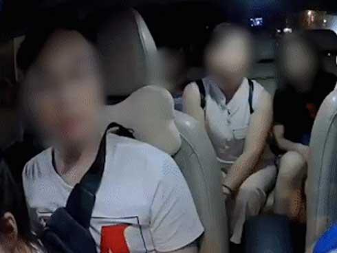 Clip: 6 người kéo nhau lên xe 4 chỗ, tài xế taxi bị khách nữ chửi ‘thằng điên’ vì không chịu chở