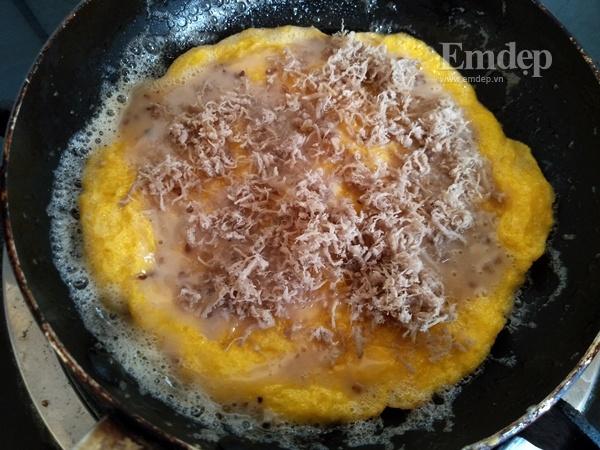 Trứng cuộn chà bông sốt mè rang đơn giản cả nhà xuýt xoa mãi-5