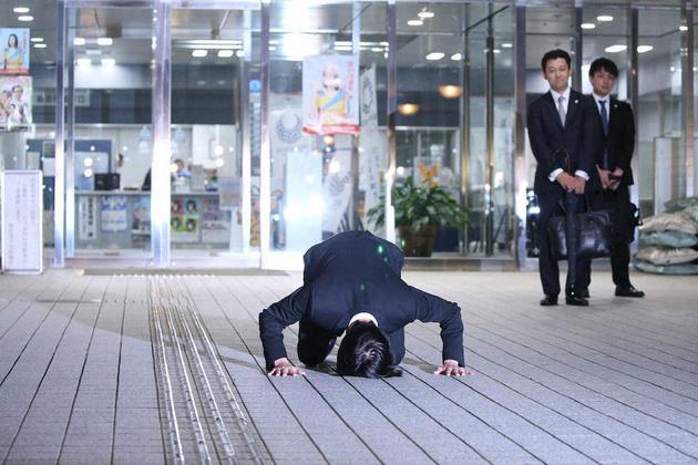 Thần tượng Nhật Bản cúi dập đầu xin lỗi, giải nghệ sau scandal ma túy-1