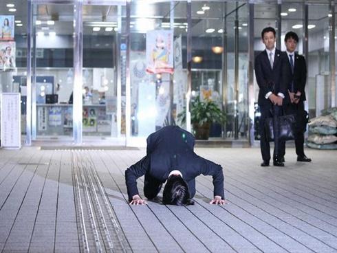 Thần tượng Nhật Bản cúi dập đầu xin lỗi, giải nghệ sau scandal ma túy