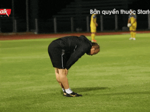 Fans Việt không tan chảy không được trước clip thầy Park vừa gối đầu lên đùi Văn Toàn vừa trò chuyện khi chờ bay-1