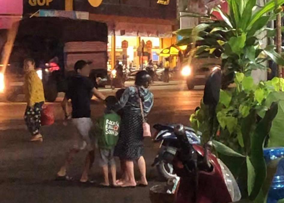 Clip: Sôi máu nhìn cảnh chồng cầm mũ bảo hiểm đập vào đầu vợ đang mang bầu, 2 con đứng cạnh sợ hãi nem nép sau lưng-2