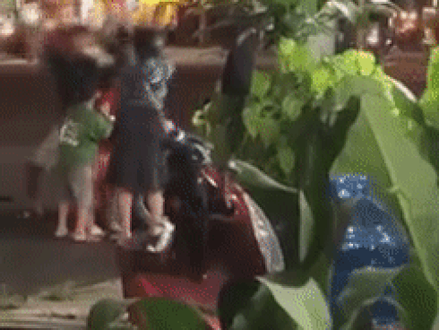 Clip: Sôi máu nhìn cảnh chồng cầm mũ bảo hiểm đập vào đầu vợ đang mang bầu, 2 con đứng cạnh sợ hãi nem nép sau lưng-1