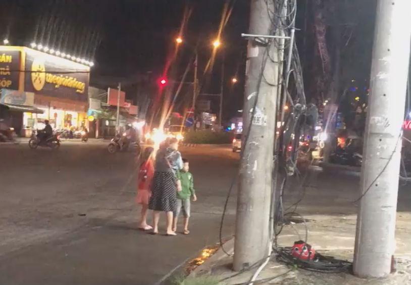 Clip: Sôi máu nhìn cảnh chồng cầm mũ bảo hiểm đập vào đầu vợ đang mang bầu, 2 con đứng cạnh sợ hãi nem nép sau lưng-4