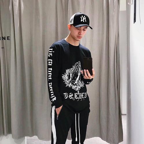 Tuy chỉ là combo áo phông, quần jogger, snapback, sneaker đơn giản nhưng việc phối hợp tinh tế giúp nam diễn viên trở nên trẻ trung hơn nhiều so với những người cũng sinh năm 1988.