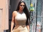 Kim Kardashian gây tranh cãi khi không mặc nội y dạo phố