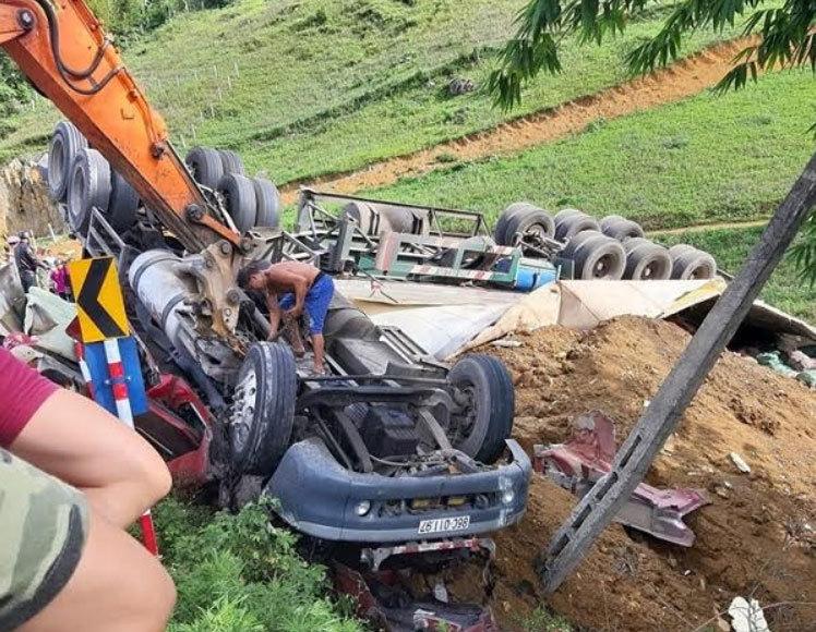 Xe đầu kéo lao xuống ruộng lật trơ bánh, 3 người nguy kịch-1