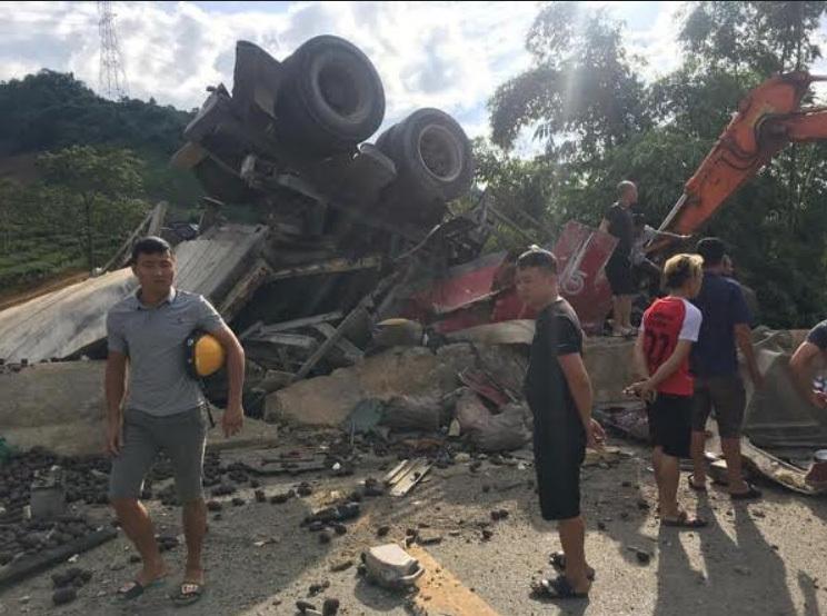 Xe đầu kéo lao xuống ruộng lật trơ bánh, 3 người nguy kịch-2