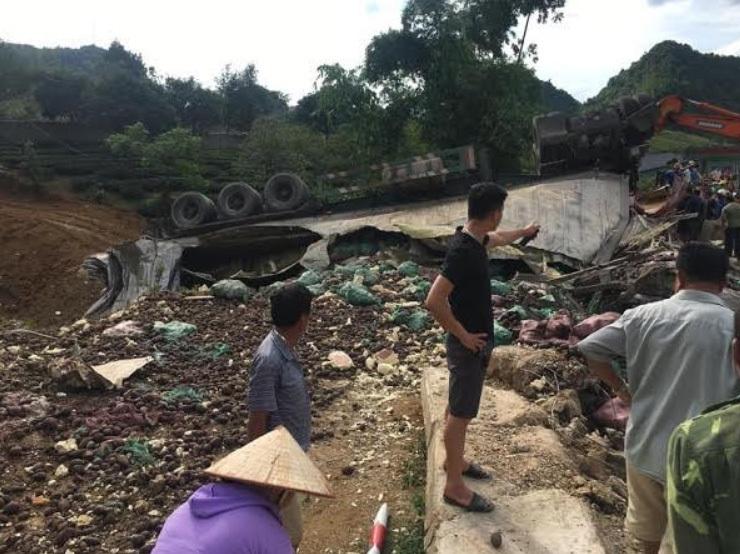 Xe đầu kéo lao xuống ruộng lật trơ bánh, 3 người nguy kịch-3