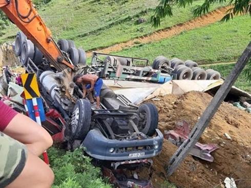 Xe đầu kéo lao xuống ruộng lật trơ bánh, 3 người nguy kịch