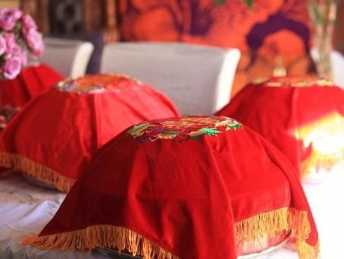 Chê tiền thách cưới ít, mẹ cô dâu hất đổ mâm trầu cau ngày ăn hỏi