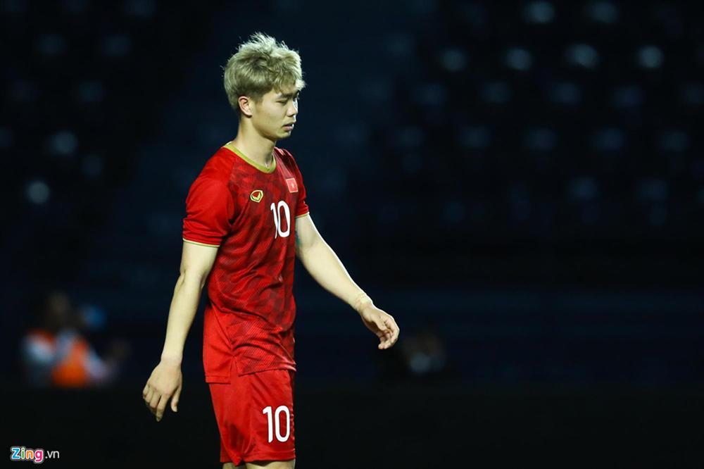 Quế Ngọc Hải ra dấu im lặng trước hàng nghìn CĐV Thái Lan-2