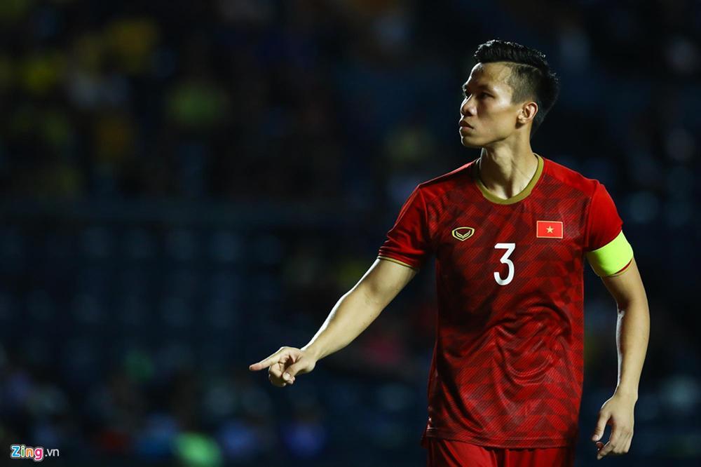 Quế Ngọc Hải ra dấu im lặng trước hàng nghìn CĐV Thái Lan-5