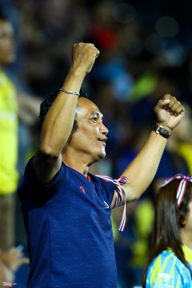 Quế Ngọc Hải ra dấu im lặng trước hàng nghìn CĐV Thái Lan-7