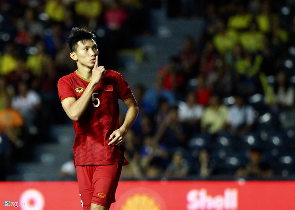 Quế Ngọc Hải ra dấu im lặng trước hàng nghìn CĐV Thái Lan-8