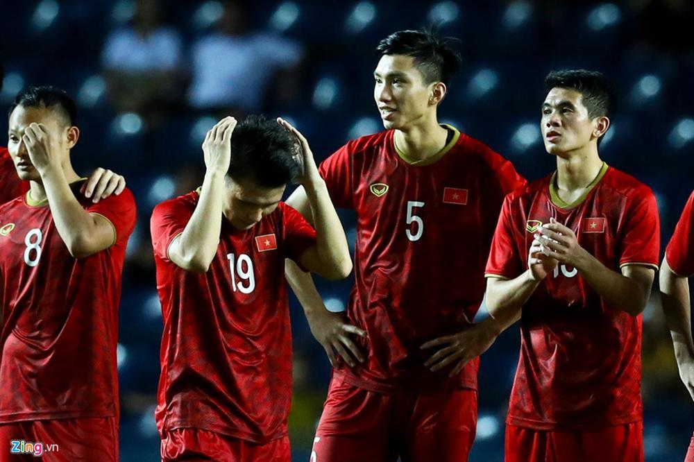 Quế Ngọc Hải ra dấu im lặng trước hàng nghìn CĐV Thái Lan-9