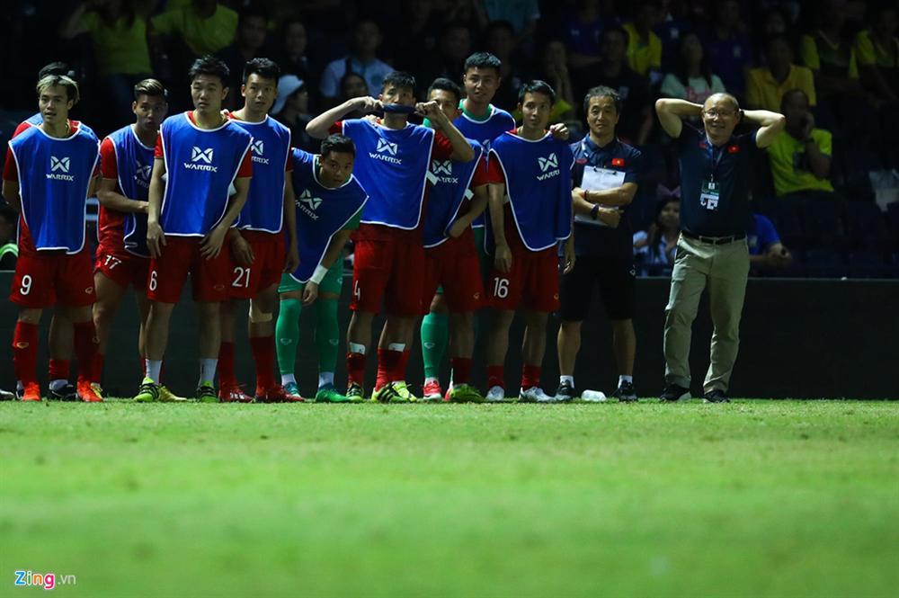 Quế Ngọc Hải ra dấu im lặng trước hàng nghìn CĐV Thái Lan-10