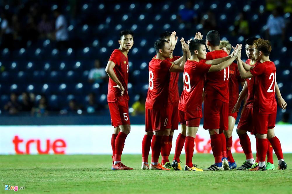 Quế Ngọc Hải ra dấu im lặng trước hàng nghìn CĐV Thái Lan-11