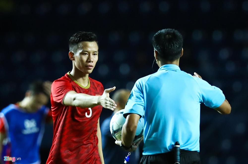 Quế Ngọc Hải ra dấu im lặng trước hàng nghìn CĐV Thái Lan-13