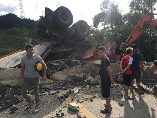 Clip: Thót tim xem hàng chục người đàn ông lực lưỡng cùng nhau hò hét, giải cứu nạn nhân bị khối bê tông đè lên-3