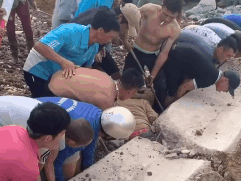 Clip: Nhờ ‘thần linh’ mách bảo, người phụ nữ nhanh chân chạy thoát khỏi đầu xe tải trong tích tắc-2