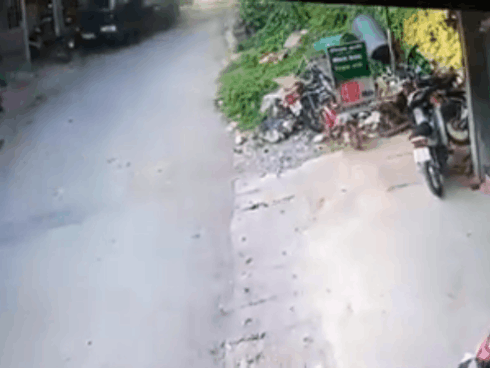 Clip: Nhờ ‘thần linh’ mách bảo, người phụ nữ nhanh chân chạy thoát khỏi đầu xe tải trong tích tắc-1