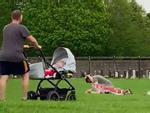 Rủ nhau ra công viên 'hành sự', cặp nam nữ gây sốc khi thản nhiên làm chuyện người lớn dù xung quanh có rất nhiều trẻ em