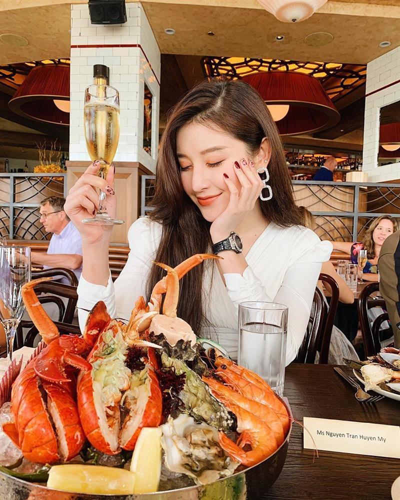 Phương Trinh Jolie phô diễn thân hình phồn thực đốt cháy bể bơi tại Mỹ-6