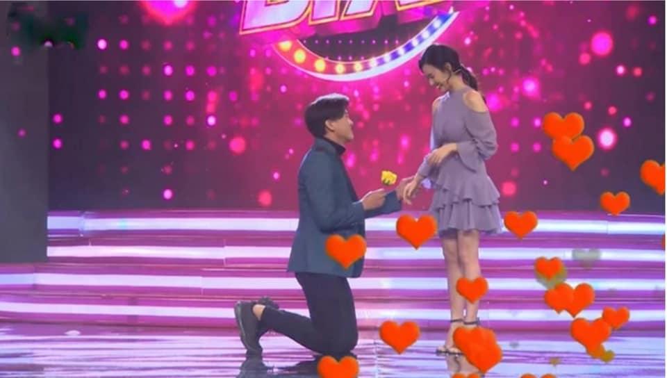 Midu bất ngờ được trai đẹp quỳ gối làm điều đặc biệt trên truyền hình-2