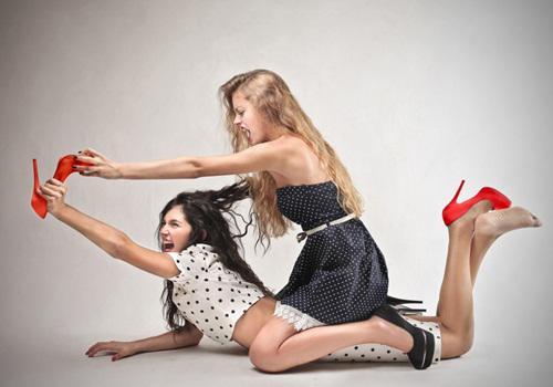 Nghi bạn cùng phòng qua lại với bạn trai, cô gái đánh ghen và nhận cái kết đắng-1