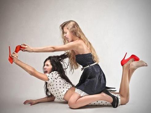 Nghi bạn cùng phòng qua lại với bạn trai, cô gái đánh ghen và nhận cái kết đắng