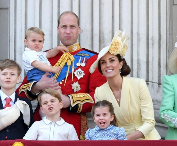 Dân mạng thích thú khi phát hiện con trai út của Kate mặc lại áo cách đây 33 năm của Hoàng tử Harry-1