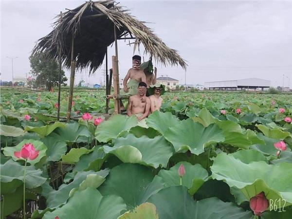 Đầu tuần đã nóng nực, dân tình lại phát rồ với bộ ảnh cô gái ở Hà Nội cởi sạch khoe thân dưới hồ sen-5