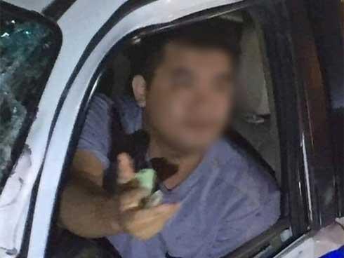 Cán bộ công an tỉnh Bình Dương bình thản đưa tiền ra sau khi lái xe tông 1 người tử vong-3