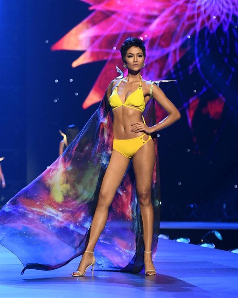 Catwalk đẳng cấp hơn hẳn Phạm Hương tại Miss Universe, HHen Niê vẫn làm điều đặc biệt này khi xem màn trình diễn của đàn chị-6