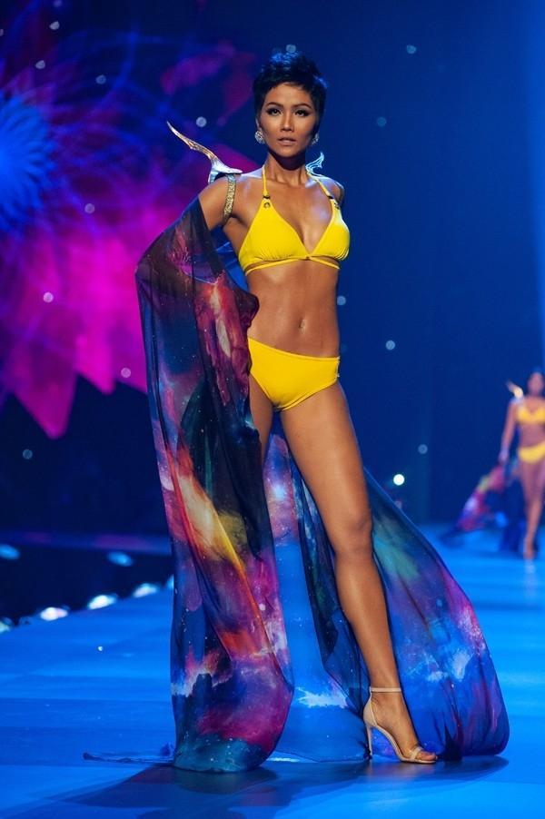 Catwalk đẳng cấp hơn hẳn Phạm Hương tại Miss Universe, HHen Niê vẫn làm điều đặc biệt này khi xem màn trình diễn của đàn chị-7