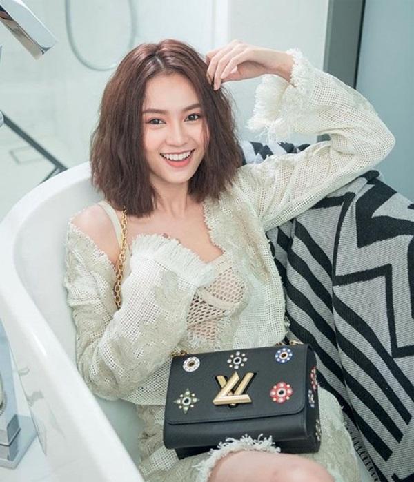 Ninh Dương Lan Ngọc khoe dáng ngồi kém duyên gây tranh cãi-3