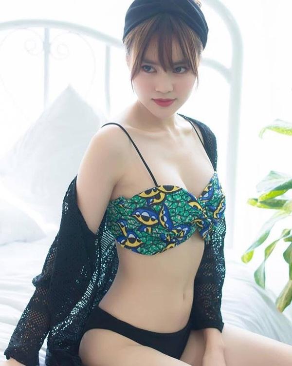 Ninh Dương Lan Ngọc khoe dáng ngồi kém duyên gây tranh cãi-4