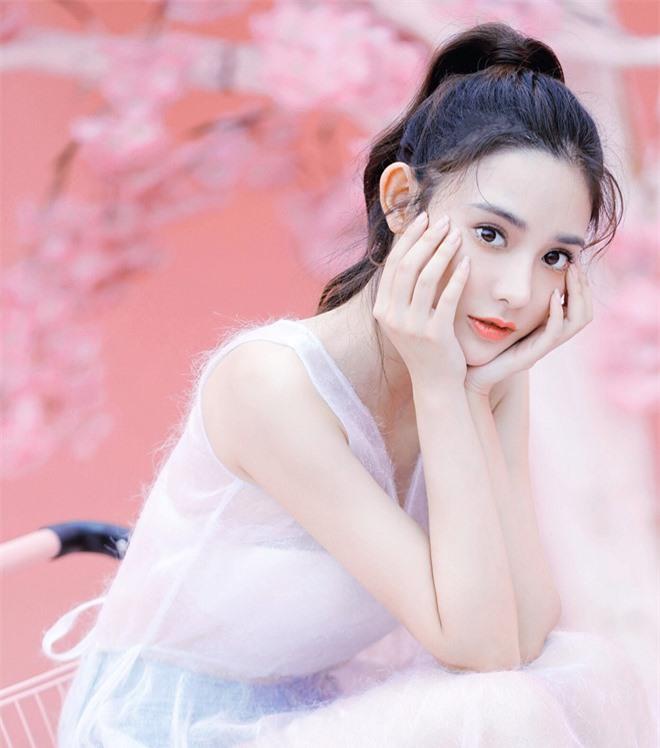 Ảnh chưa phẫu thuật thẩm mỹ của Hồng y mỹ nữ khiến fan giật mình-6